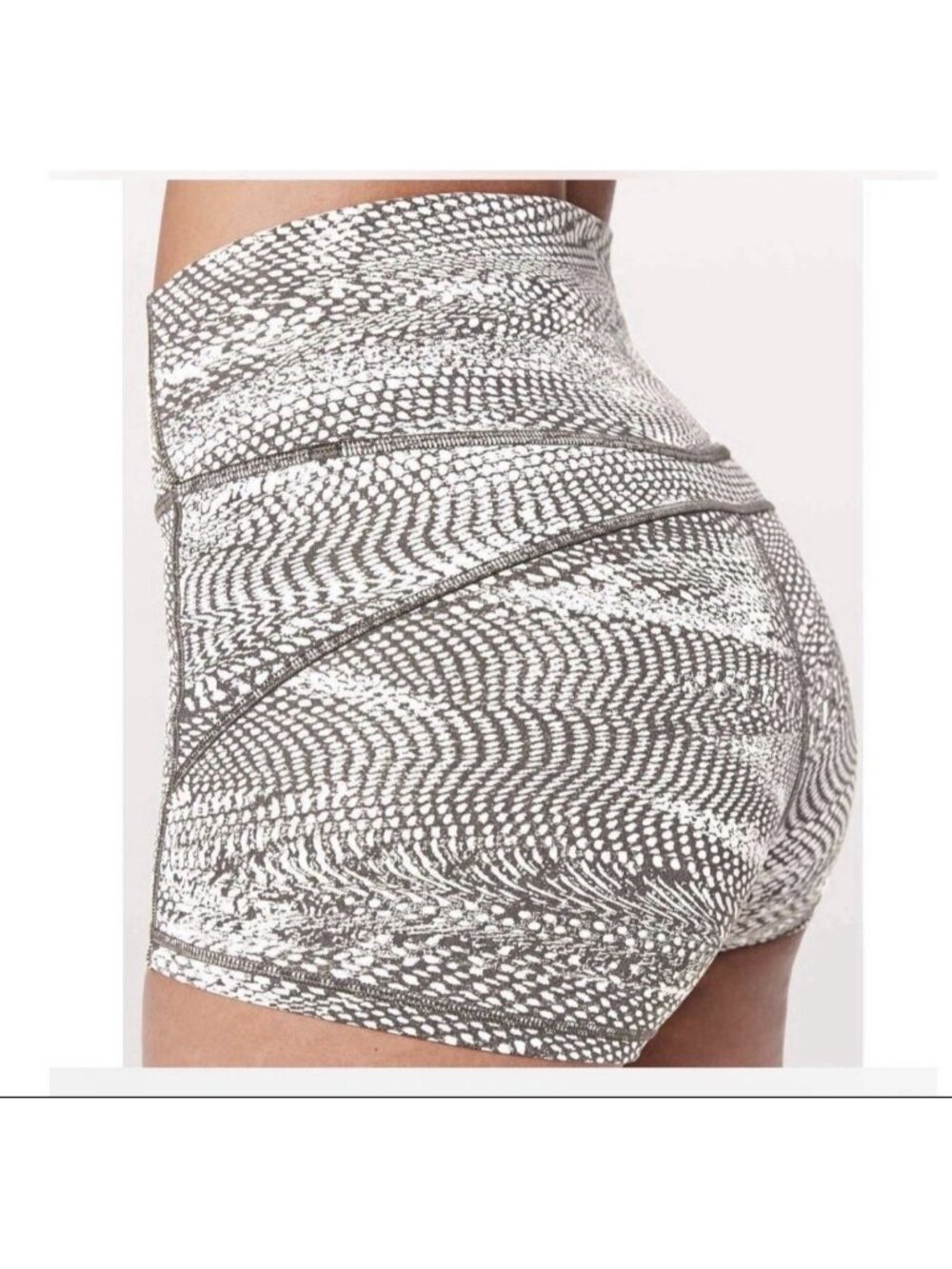 Lululemon Speed Up Short Women 8 Black White Snakeskin High Rise Athletic